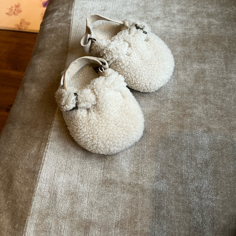 Cozy Cream Baby gap Sherpa clogs